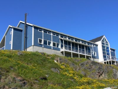 Hotel Qaqortoq på en smuk solrig dag