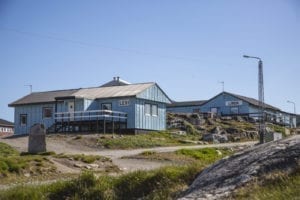 Hotel Disko Island på en dejlig solrig dag