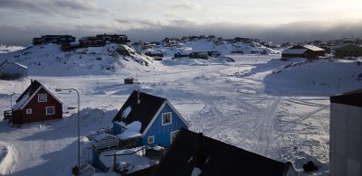 Hotel Sisimiut med udsigt over vinterens sne som har lagt sig over byen